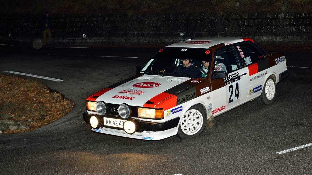 Toni Hansen (Horsens) og Per Brodersen (Lem) var en overgang helt oppe i rallyets top i deres Audi 80 GLE fra 1979, men triptællerproblemer og en mindre afkørsel satte dem tilbage på løbets sidste nat.
(Foto: Michael Eisenberg)